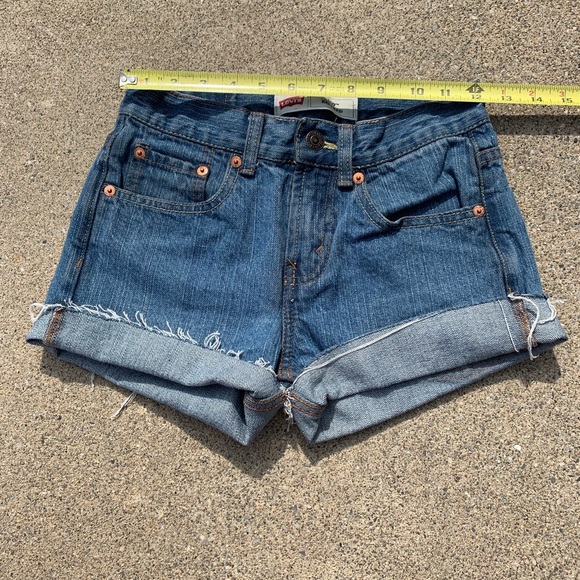 Vintage 550 Levi’s Highwaisted Shorts - Picture 3 of 3